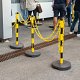 2001717-poteau-pvc-jaune-noir-socle-a-lester-9kg-situation-web