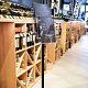 SLV01-porta-depliant-in-acrilico-trasparente-ambientata-vino-1024x1024